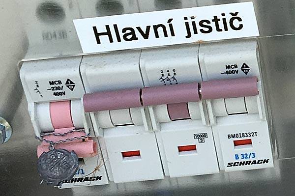 Výměna hlavního jističe v elektroměrovém rozvaděči – technik elektro pohotovosti